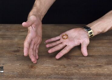 شعبده انتقال حلقه از کف دست به داخل انگشت